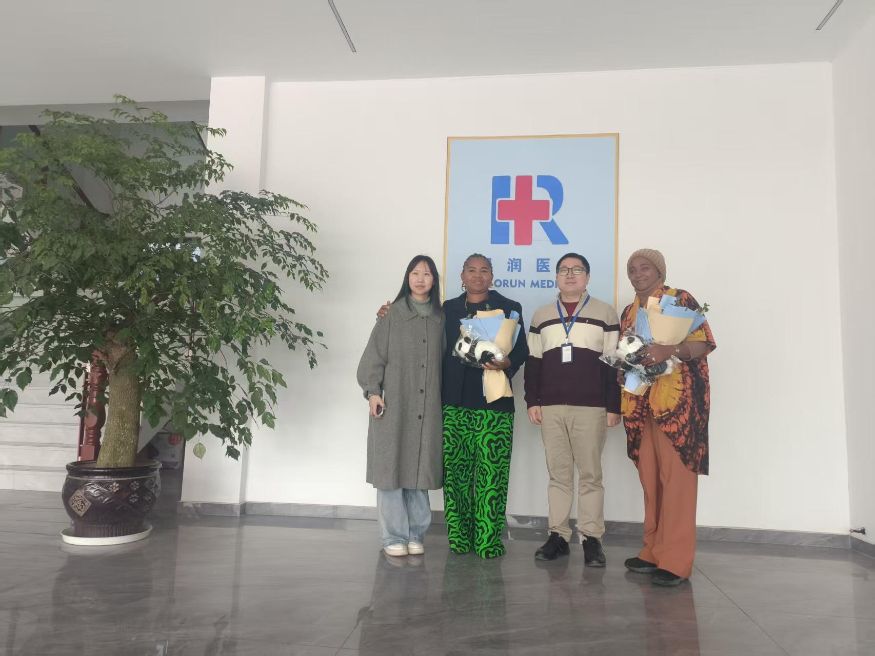 Thug toscaireacht ó Aireacht Sláinte na Nigéire cuairt ar Haoron Medical Products Co., Ltd. le haghaidh iniúchta agus athbhreithnithe.